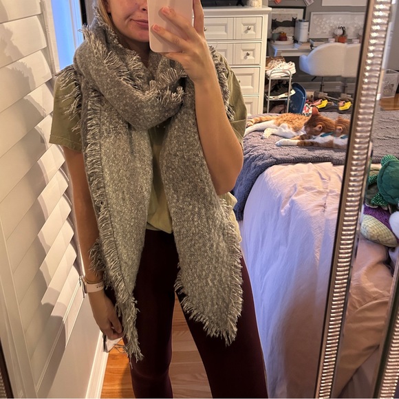 Denver Hayes Scarf - Picture 2 of 6